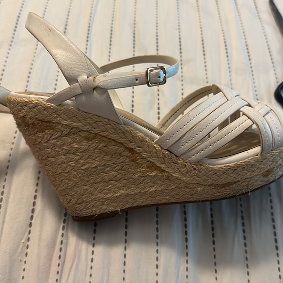 Cute YNot white wedge heels size 8.5! - Picture 7 of 9